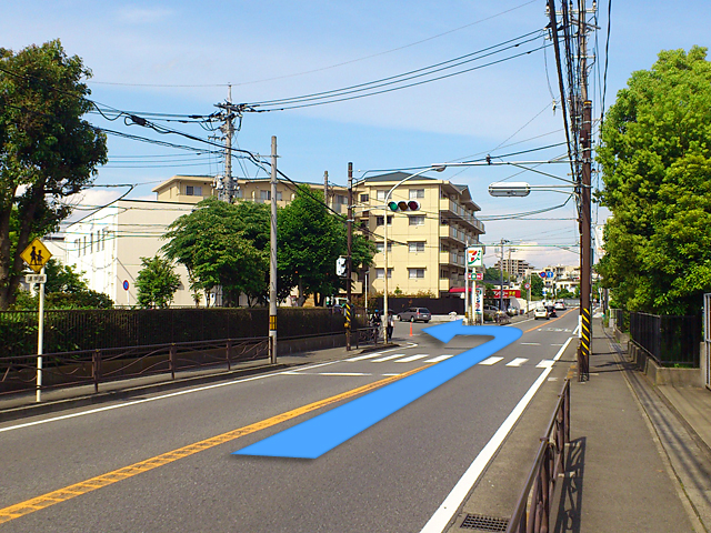 川崎市市営バス｢下作住宅前｣で下車します。セブンイレブン手前を左折します。